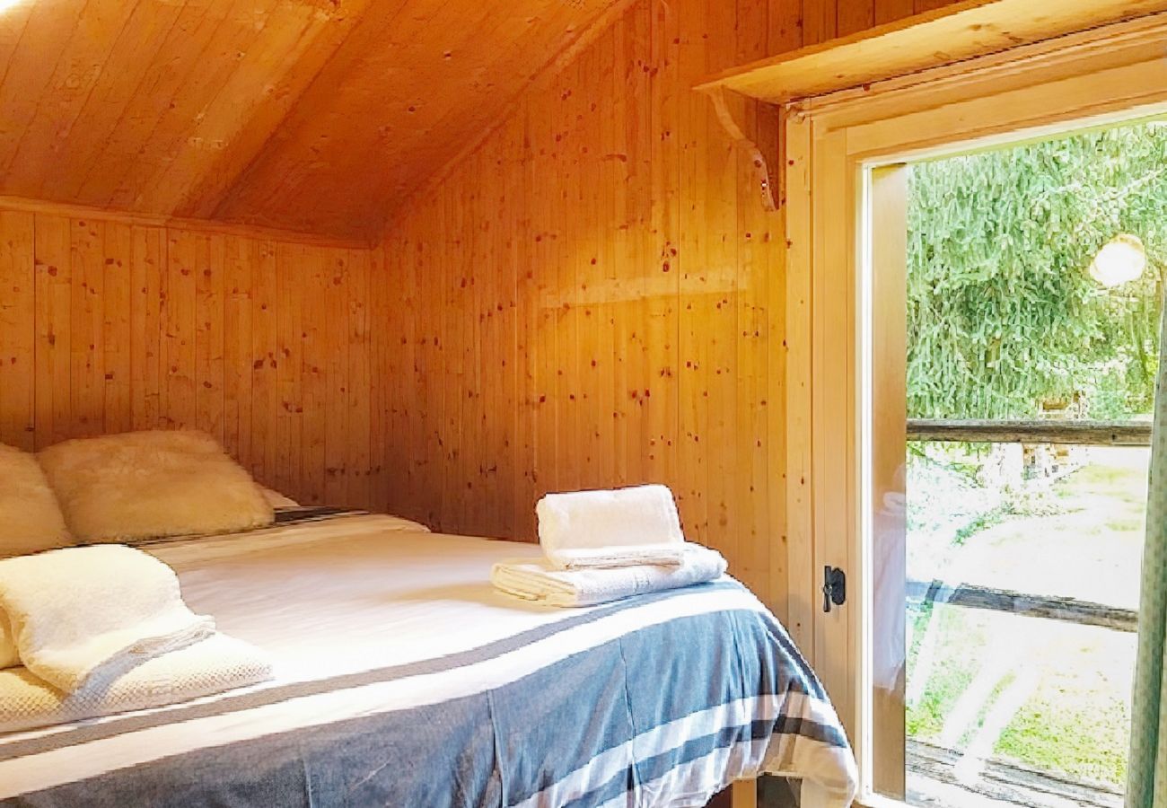 Schlafzimmer mit großem Fenster