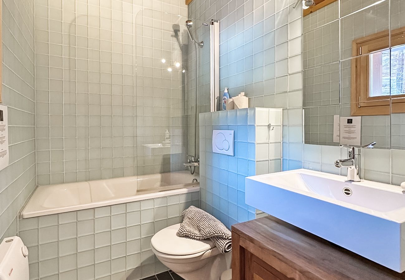 Badezimmer mit Badewanne und WC