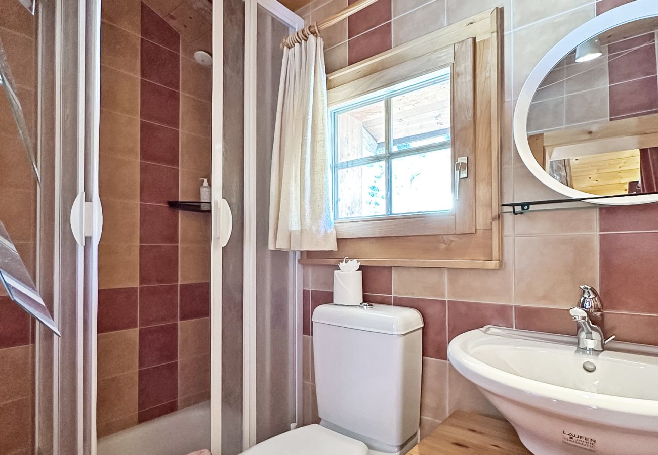WC mit Dusche und Fenster