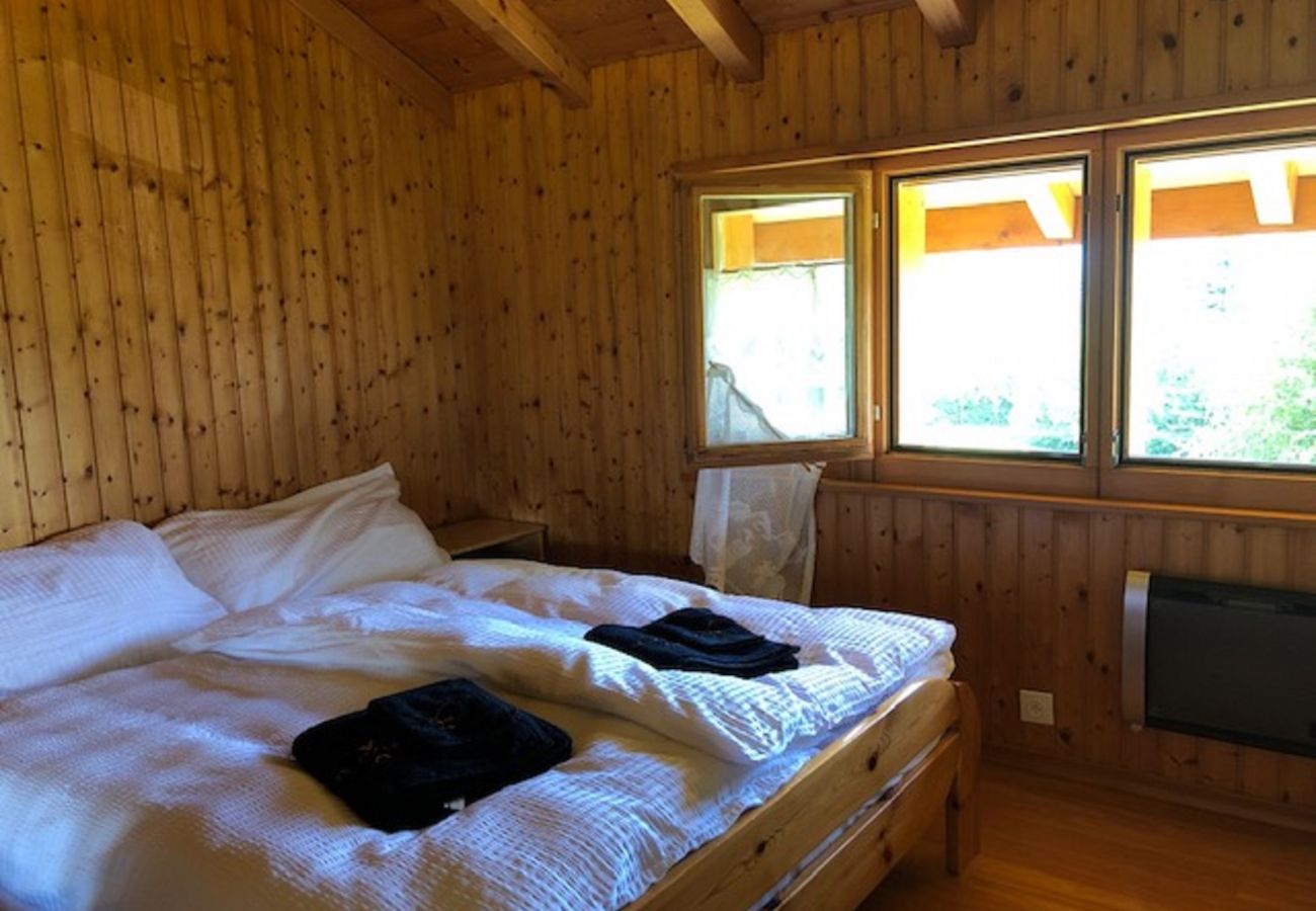 Cozy Zimmer mit Doppelbett und Fenster