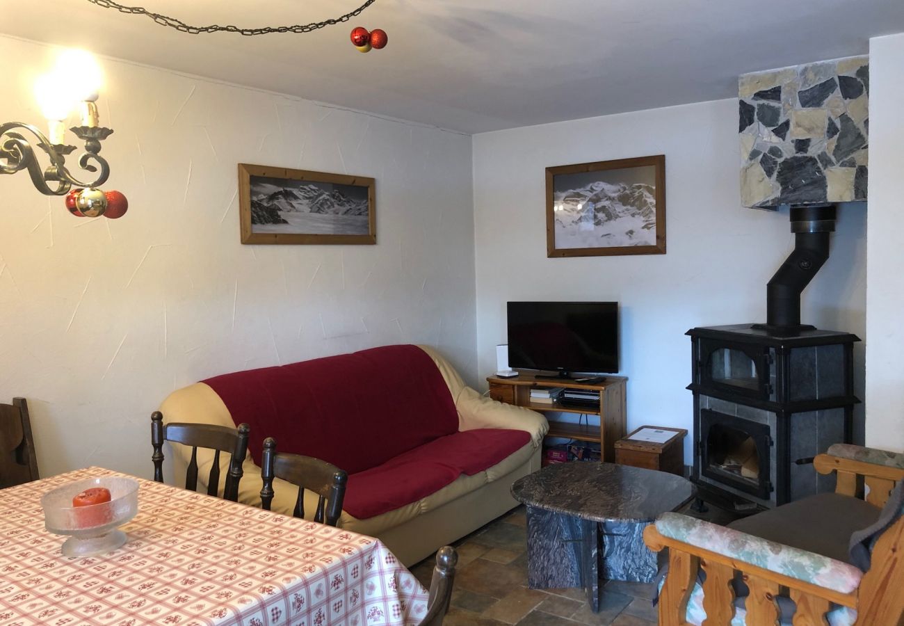 Geräumiges Wohnzimmer mit skandinavischem Ofen