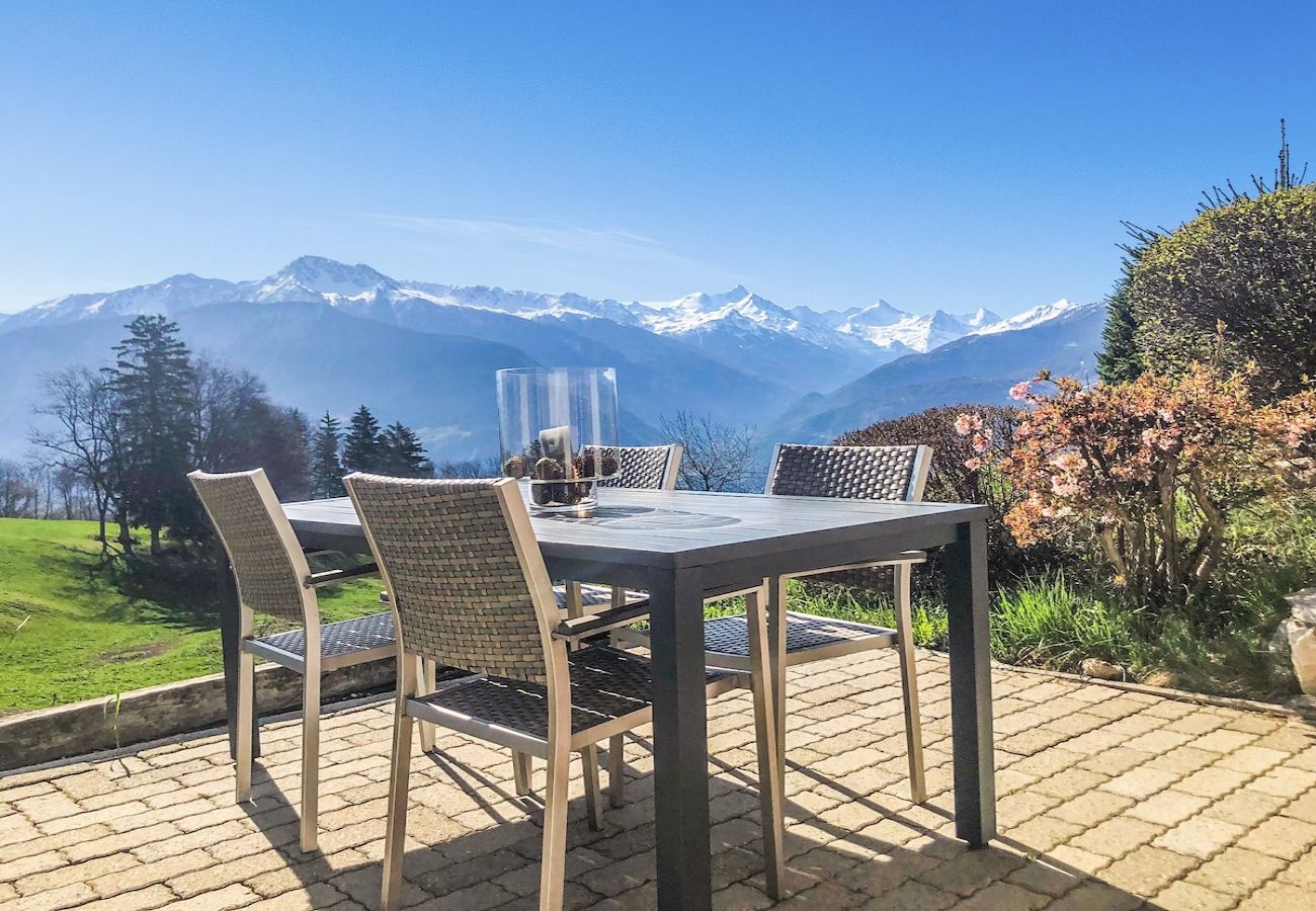 Wunderschöne Sonnenterrasse, auf der Sie ein sommerliches Barbecue mit spektakulärem Blick auf die Alpen genießen können