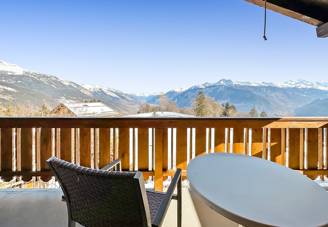Balkon mit herrlichem Blick auf die Alpen, mit einem Stuhl und einem Tisch