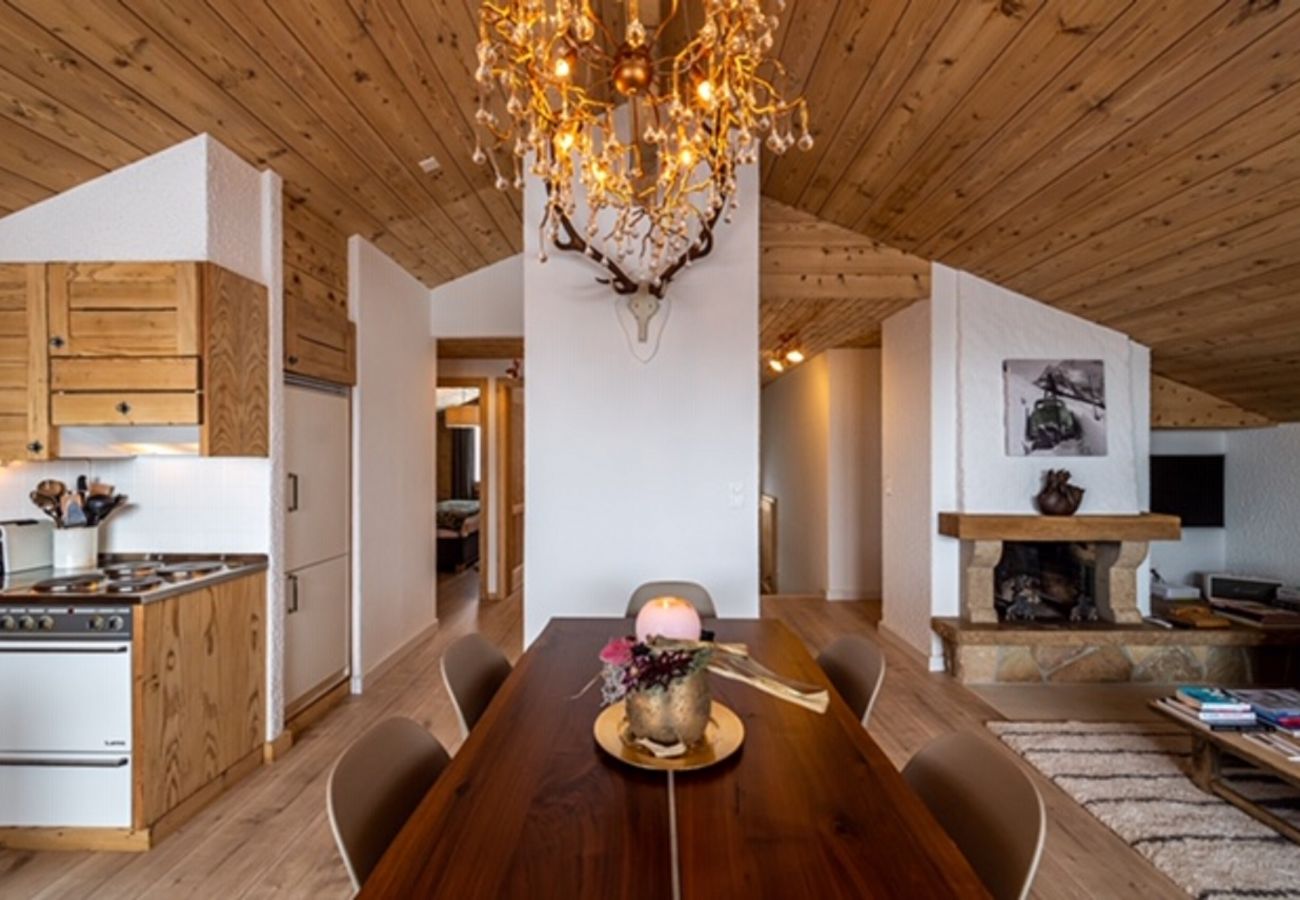 Gemütliches offenes Wohnzimmer einer Ski-in-Ski-out-Immobilie im Gebiet Verbier 4vallées