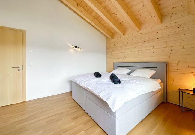 Helles und geräumiges Zimmer, das mit seinem King-Size-Bett optimalen Komfort bietet