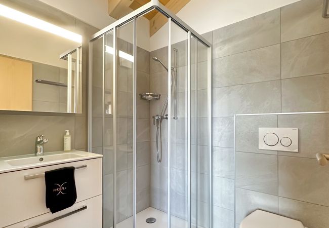Schönes Badezimmer mit funktioneller Dusche, WC und Waschbecken