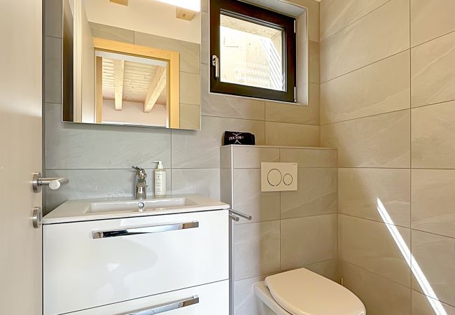 Besuchertoilette mit einem funktionalen Waschbecken und einem Spiegel