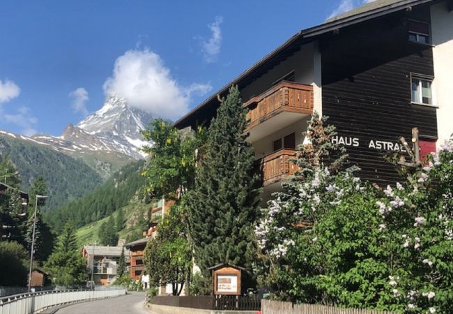 Perspektive der Haus Astral Fassade mit dem wunderschönen Matterhorn im Hintergrund