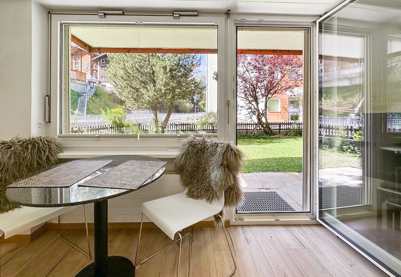 Tisch mit zwei Stühlen, der einen Blick auf die hübsche Terrasse bietet