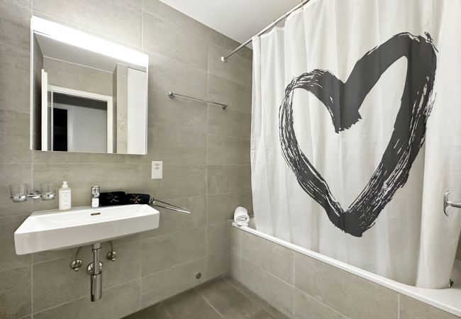 Elegantes und praktisches Badezimmer mit integriertem Waschbecken