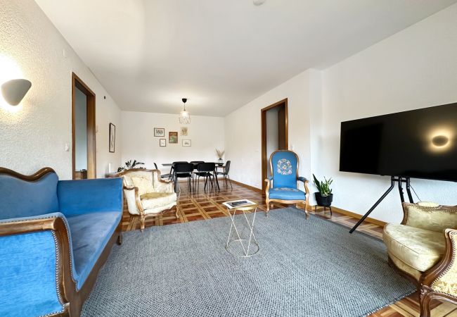 Geräumiges Wohnzimmer mit Essbereich und Fernseher in der Wohnung Castelview