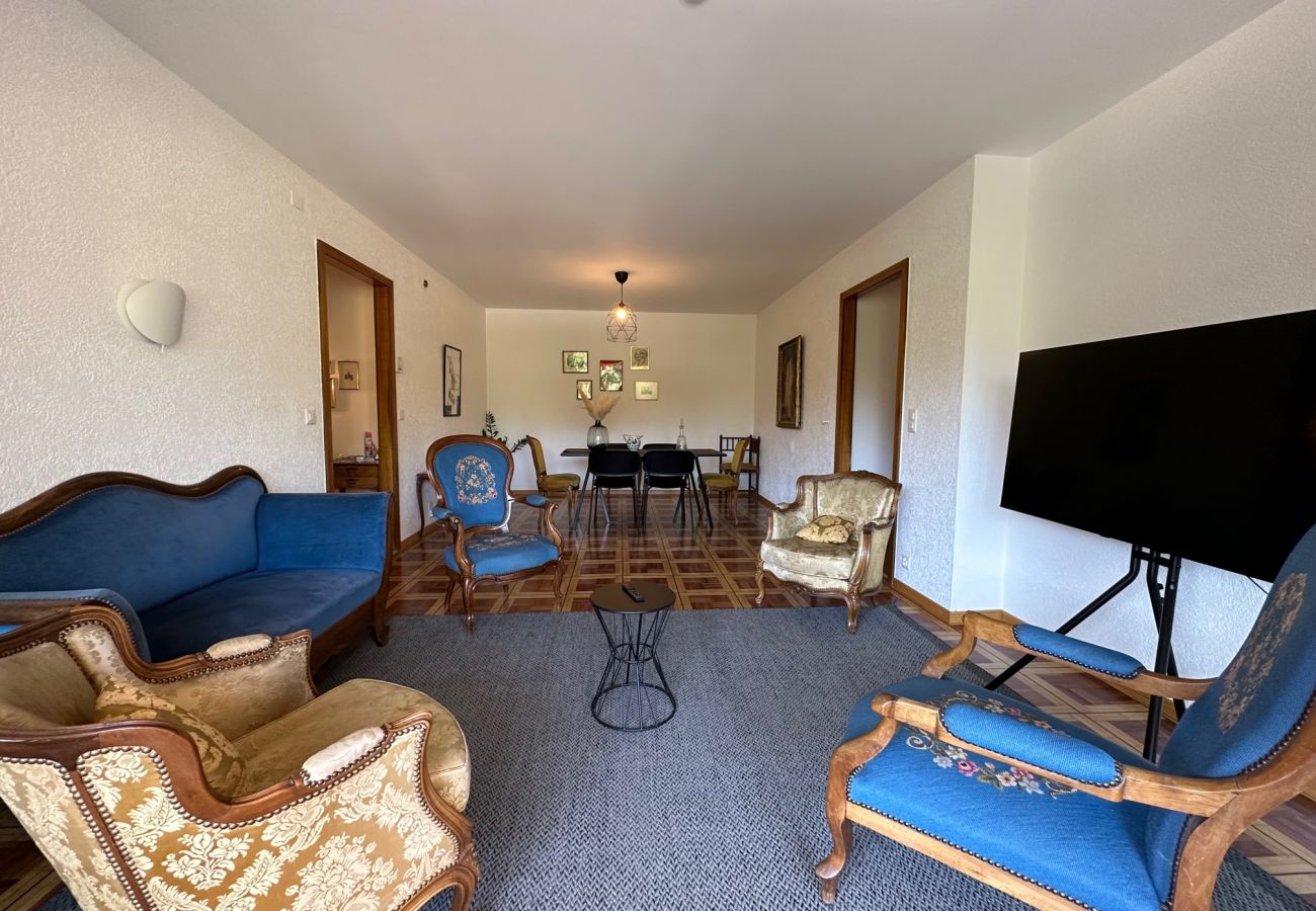 Helles Wohnzimmer mit Blick auf das Esszimmer, das eine einladende Atmosphäre bietet