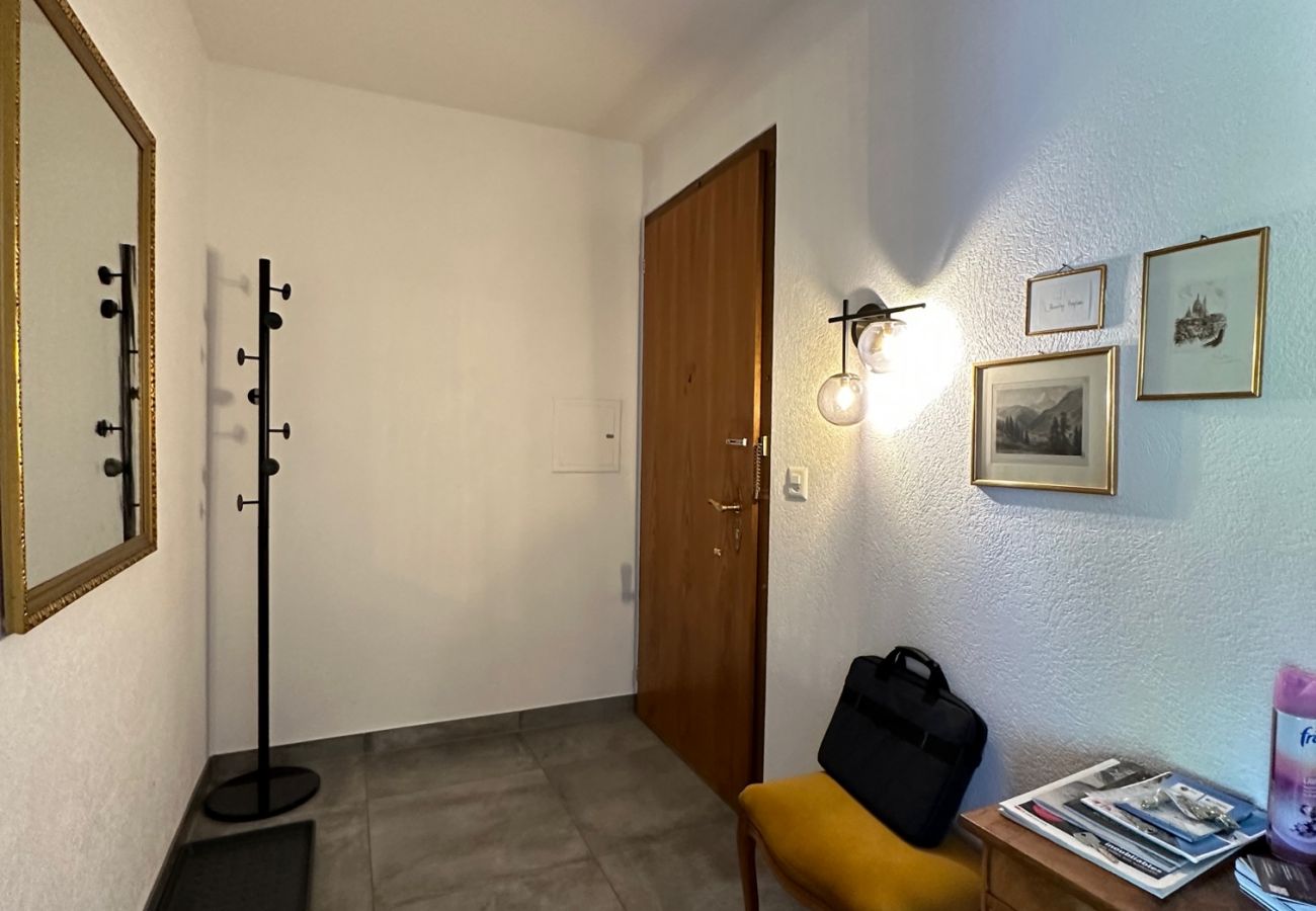 Blick vom Flur auf die Eingangstür mit kleiner Garderobe