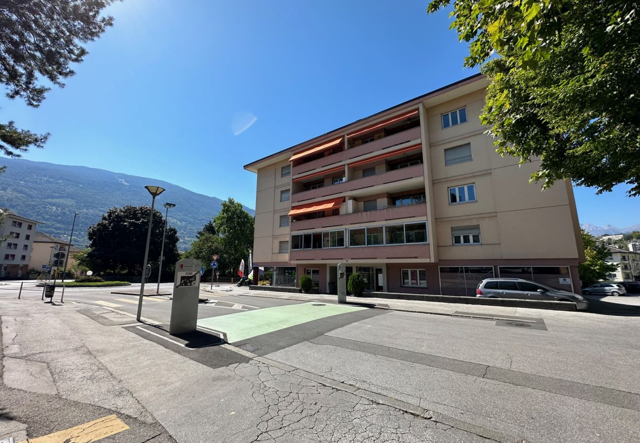 Helle Fassade des Gebäudes, die der Sonne ausgesetzt ist