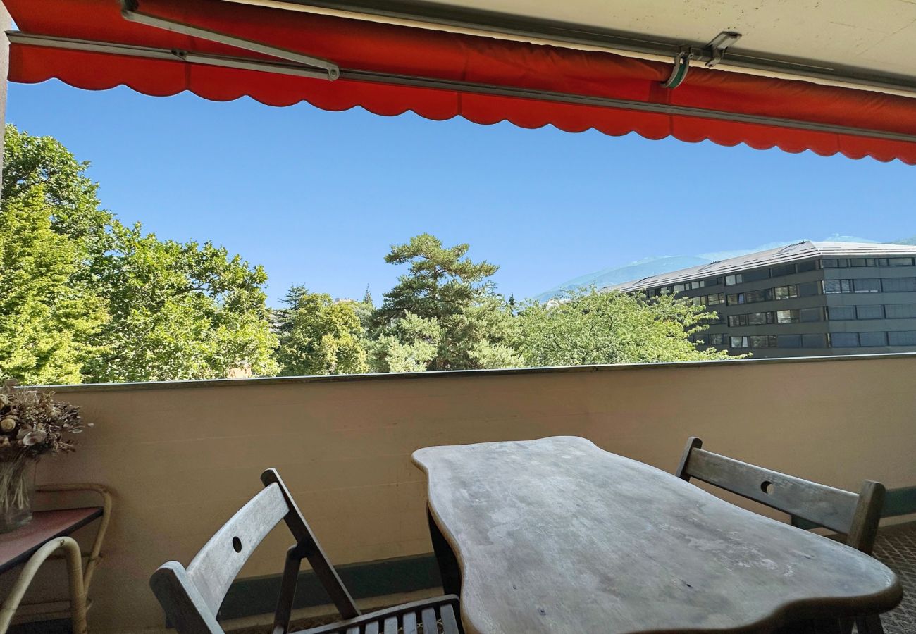 Balkon mit Tisch und Stühlen ausgestattet, um die Aussicht zu genießen