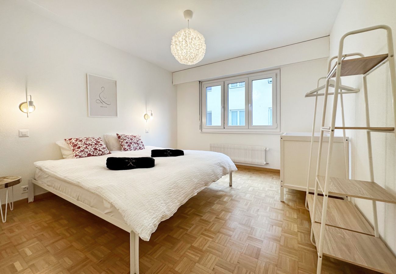 Einladendes, geräumiges Zimmer mit Fenster