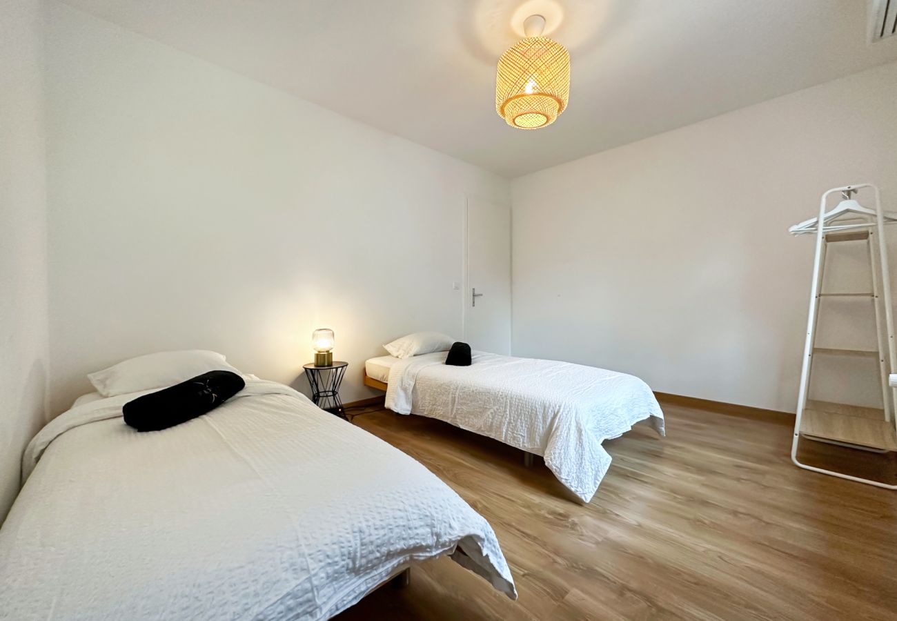 Kuscheliges Zimmer mit zwei Einzelbetten und einem Fenster für eine gemütliche Atmosphäre