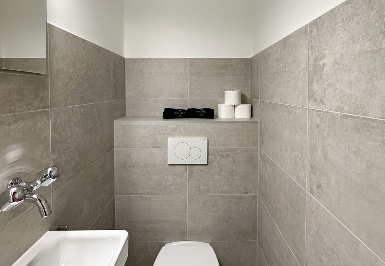 Praktisches WC mit integriertem Waschbecken