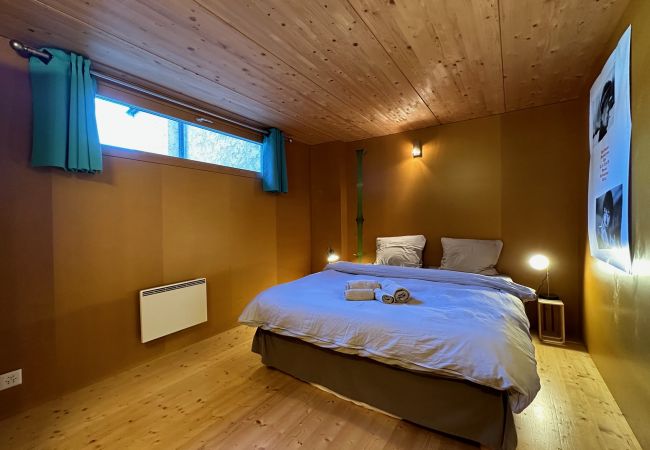 Zimmer mit großem Doppelbett
