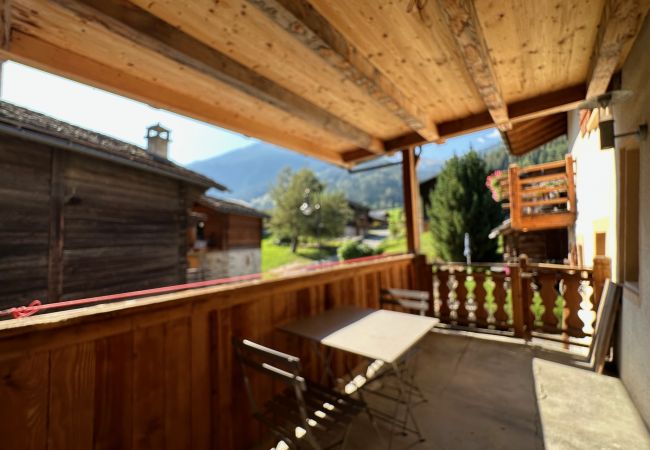 Balkon mit Tisch und Stühlen ausgestattet