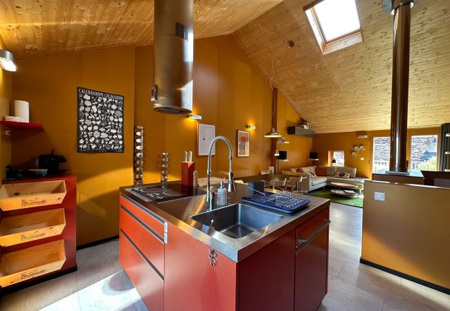 Moderne, helle Küche, die zum Wohnzimmer hin offen ist