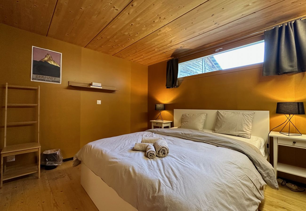 Zimmer mit großem Doppelbett