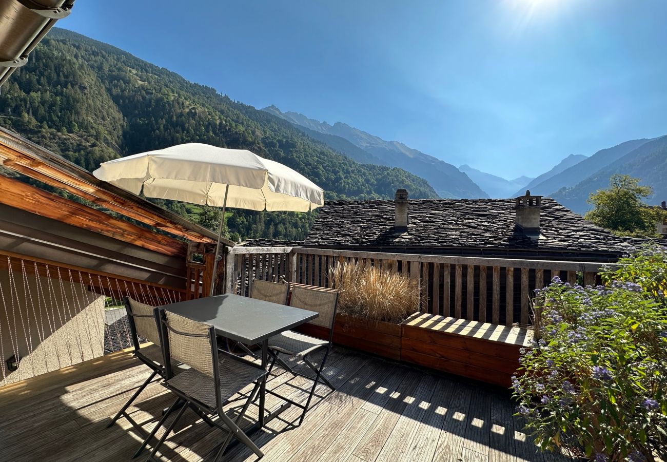 Balkon mit Aussicht und Gartenmöbeln