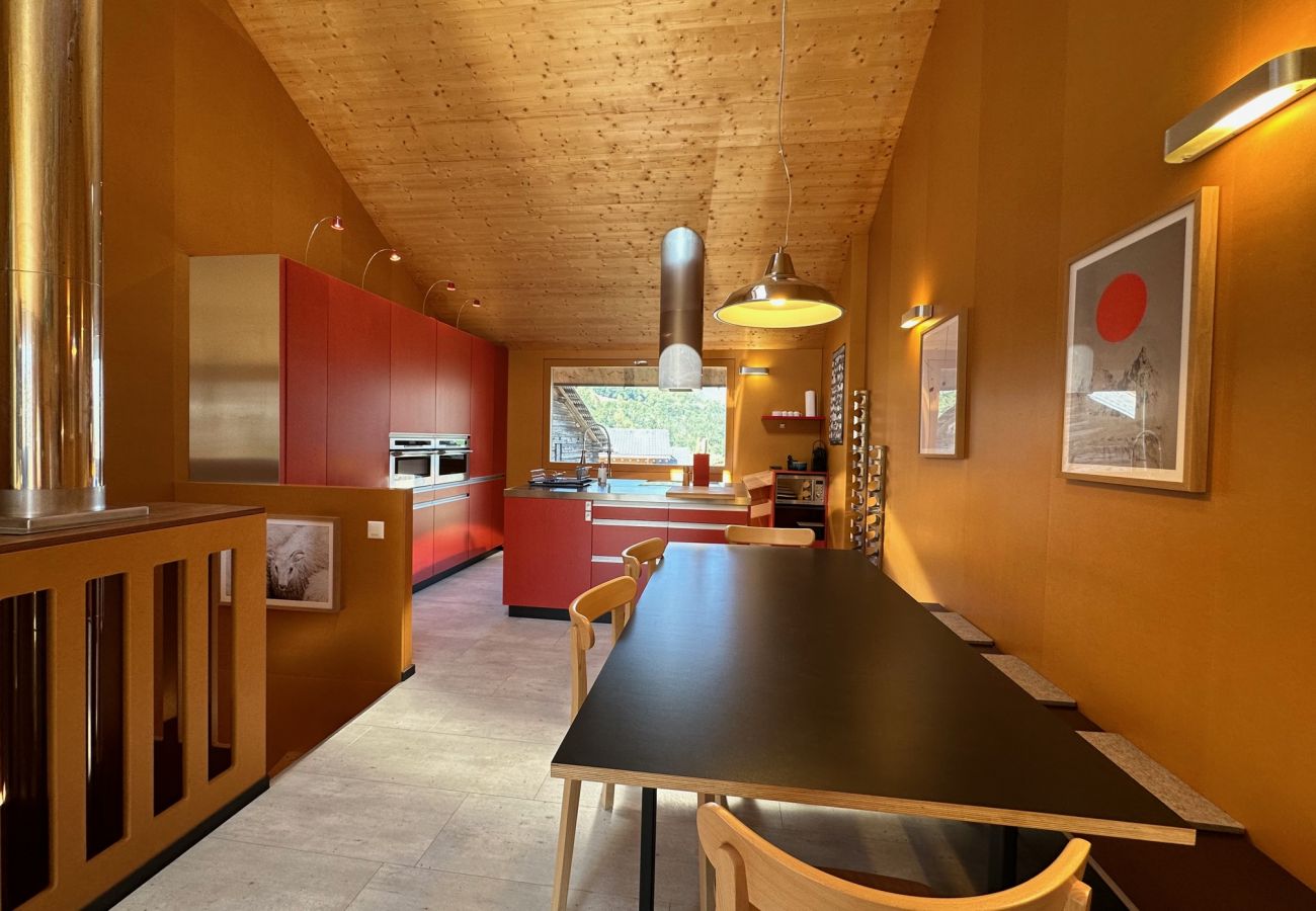 Großes Esszimmer mit Blick auf die voll ausgestattete Küche