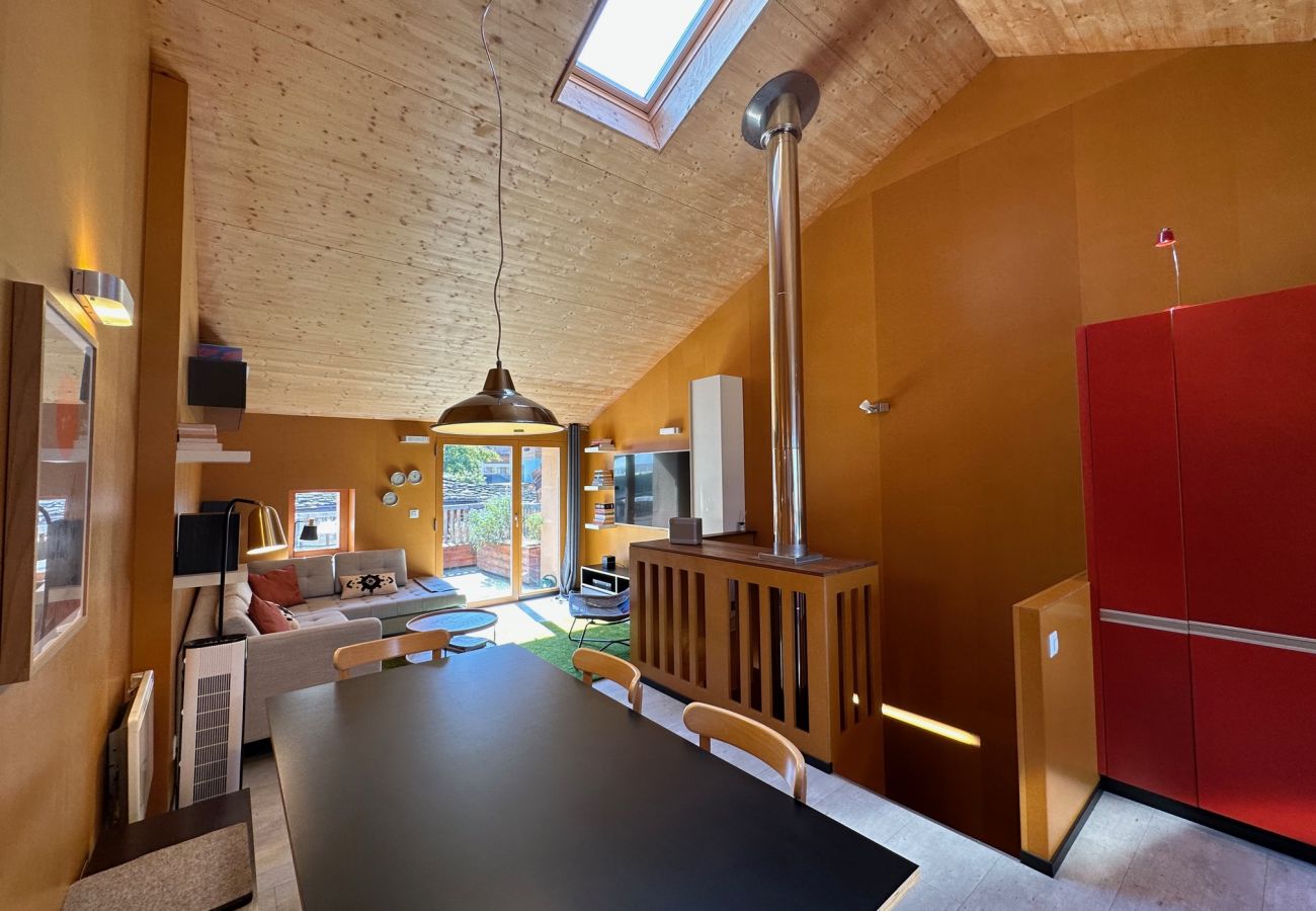 Heller Wohnraum mit Zugang zum Balkon