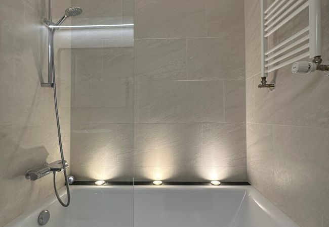 Entspannende Badewanne mit eingebauten Lichtern, die Ihnen einen Moment der Entspannung schenken