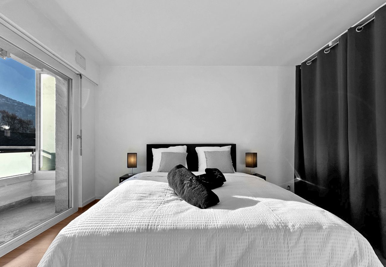 Helles Zimmer, das für Ihren Komfort mit einem Queensize-Bett eingerichtet ist, mit großem Fenster