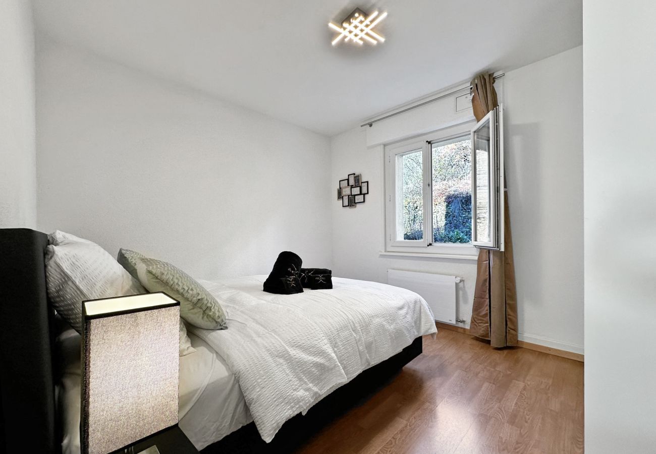 Schlafzimmer, das mit einem Fenster und einem Queensize-Bett ausgestattet ist, um Ihren Komfort zu gewährleisten.