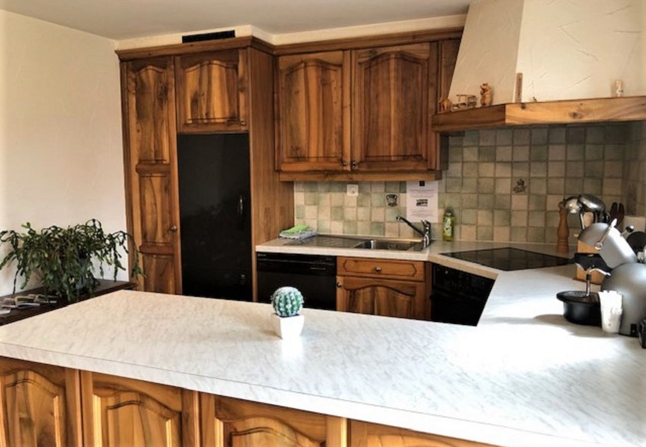 Fitted kitchen with large worktop 