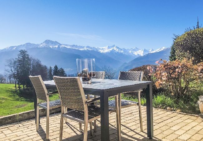 Superb sun terrace where you can enjoy a summer barbecue with spectacular views of the Alps