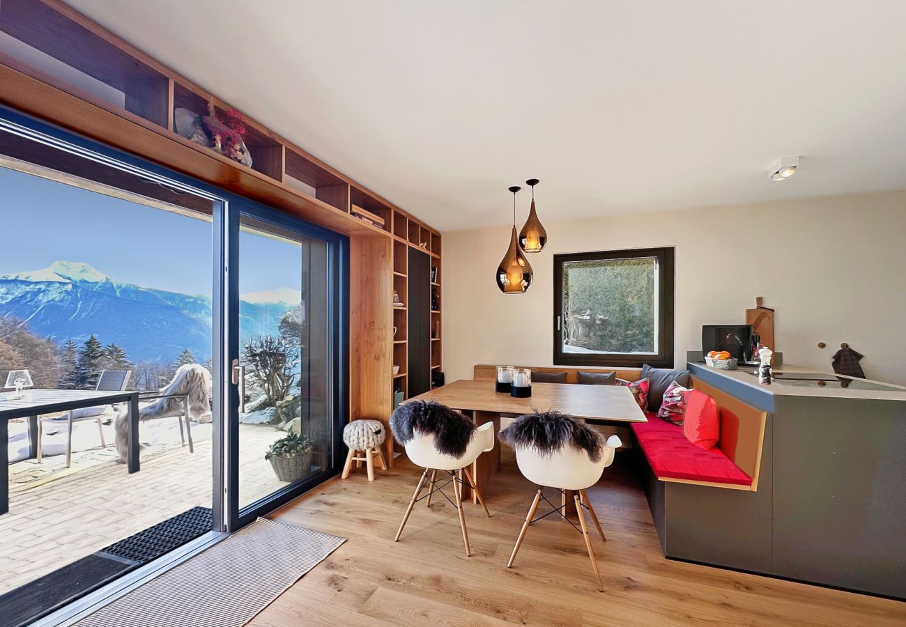 Lovely dining room illuminated by the large bay window opening directly onto the terrace