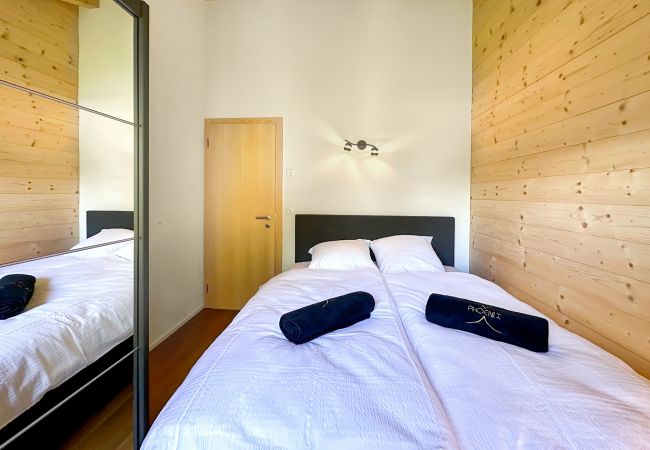Geräumiges Zimmer bietet ein Queen-Size-Doppelbett und ein helles Fenster