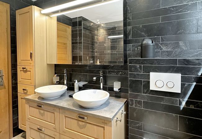 Bathroom unit with double washbasin and WC