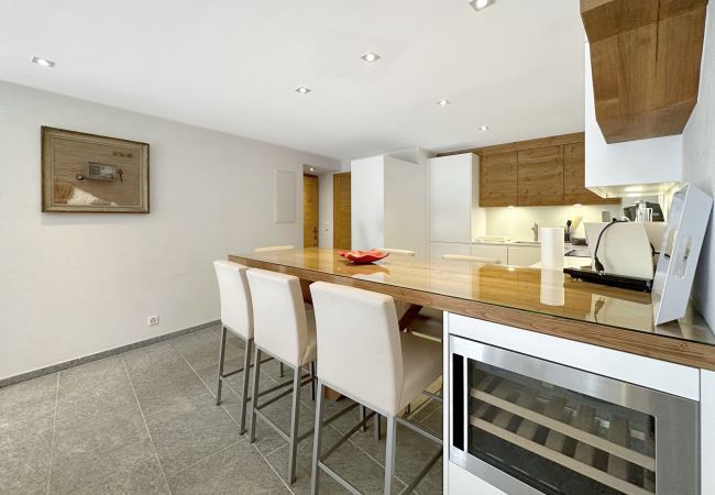 Modern kitchen with a dedicated dining area