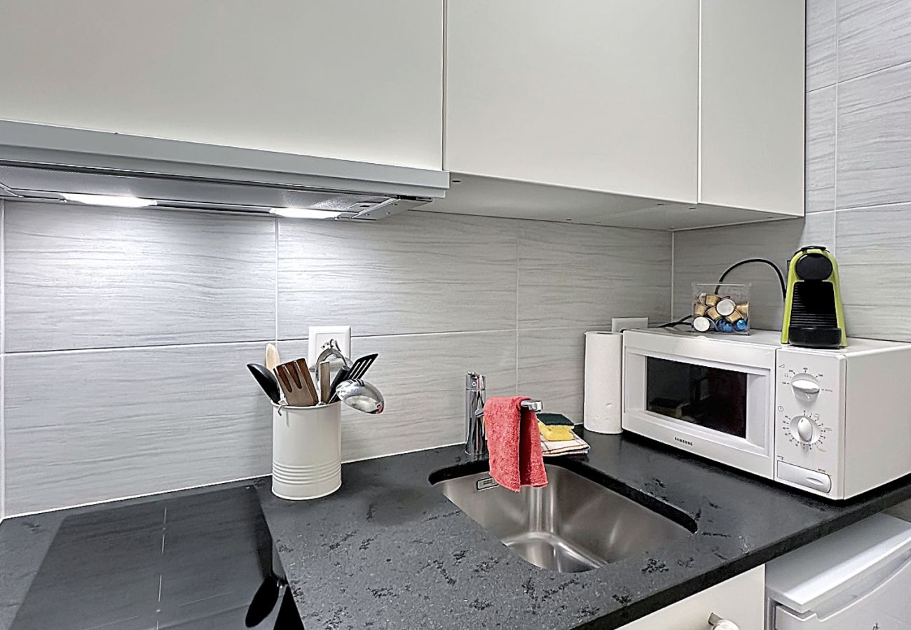 Fully equipped kitchen including microwave