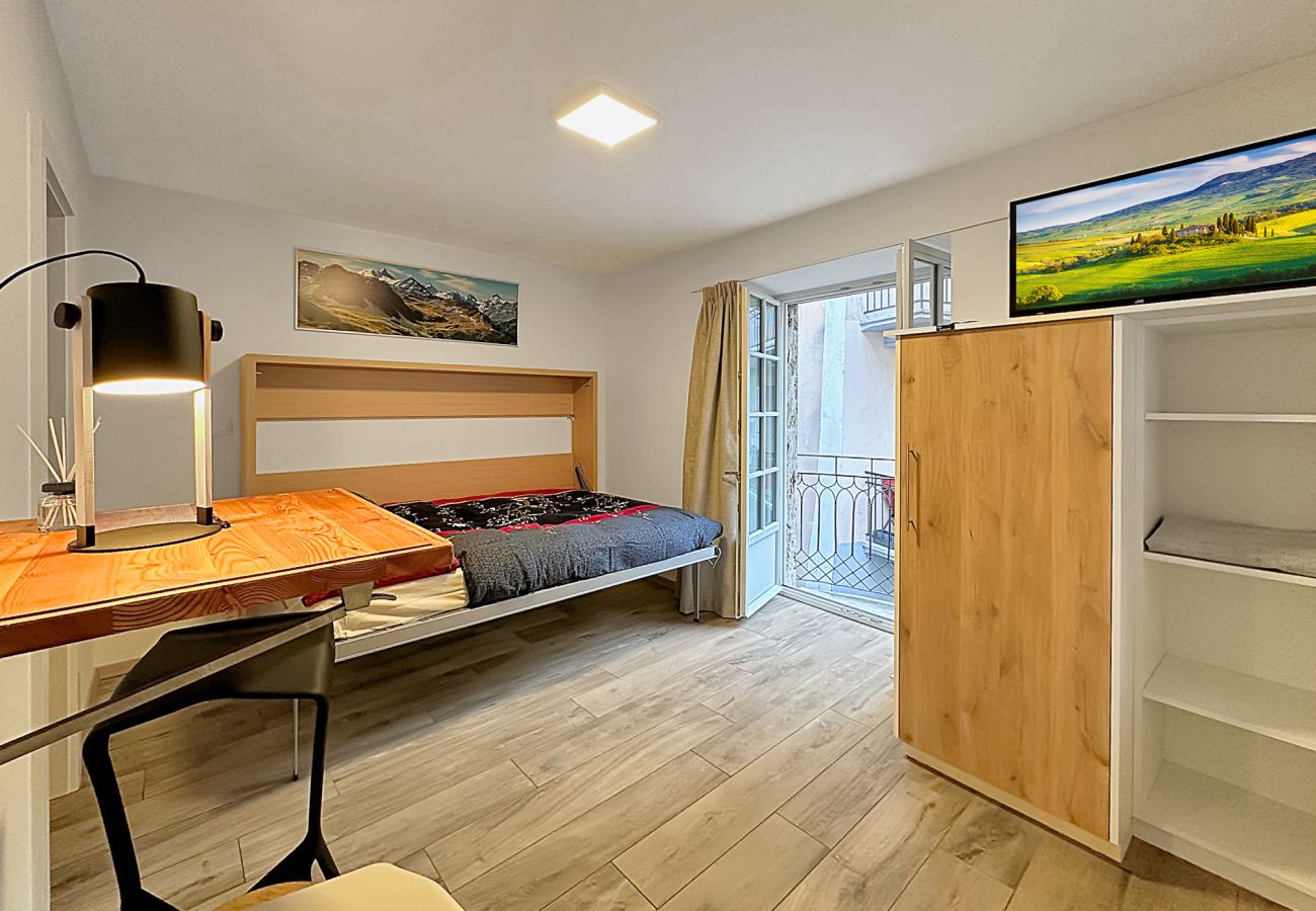 Well-appointed studio with cosy double bed