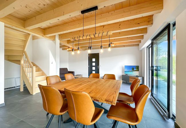 Salle à manger magnifique avec grande table conviviale pour des repas conviviaux en famille et entre amis