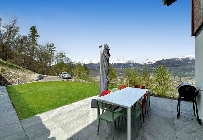 Extérieur du chalet idéal pour les grillades avec parasol et mobilier de jardin