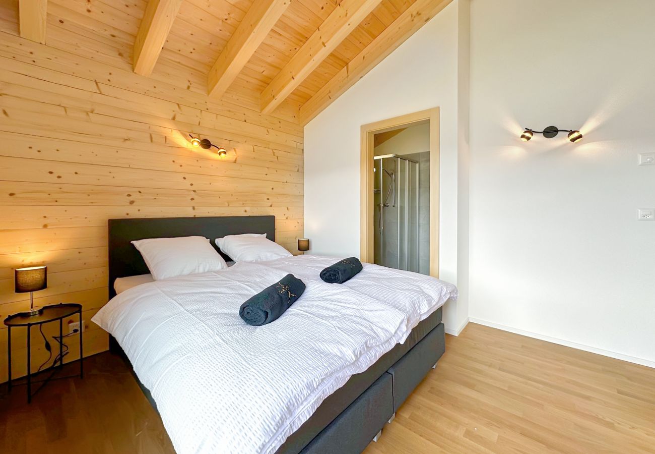 Chambre confortable donnant sur la salle de bains attenante