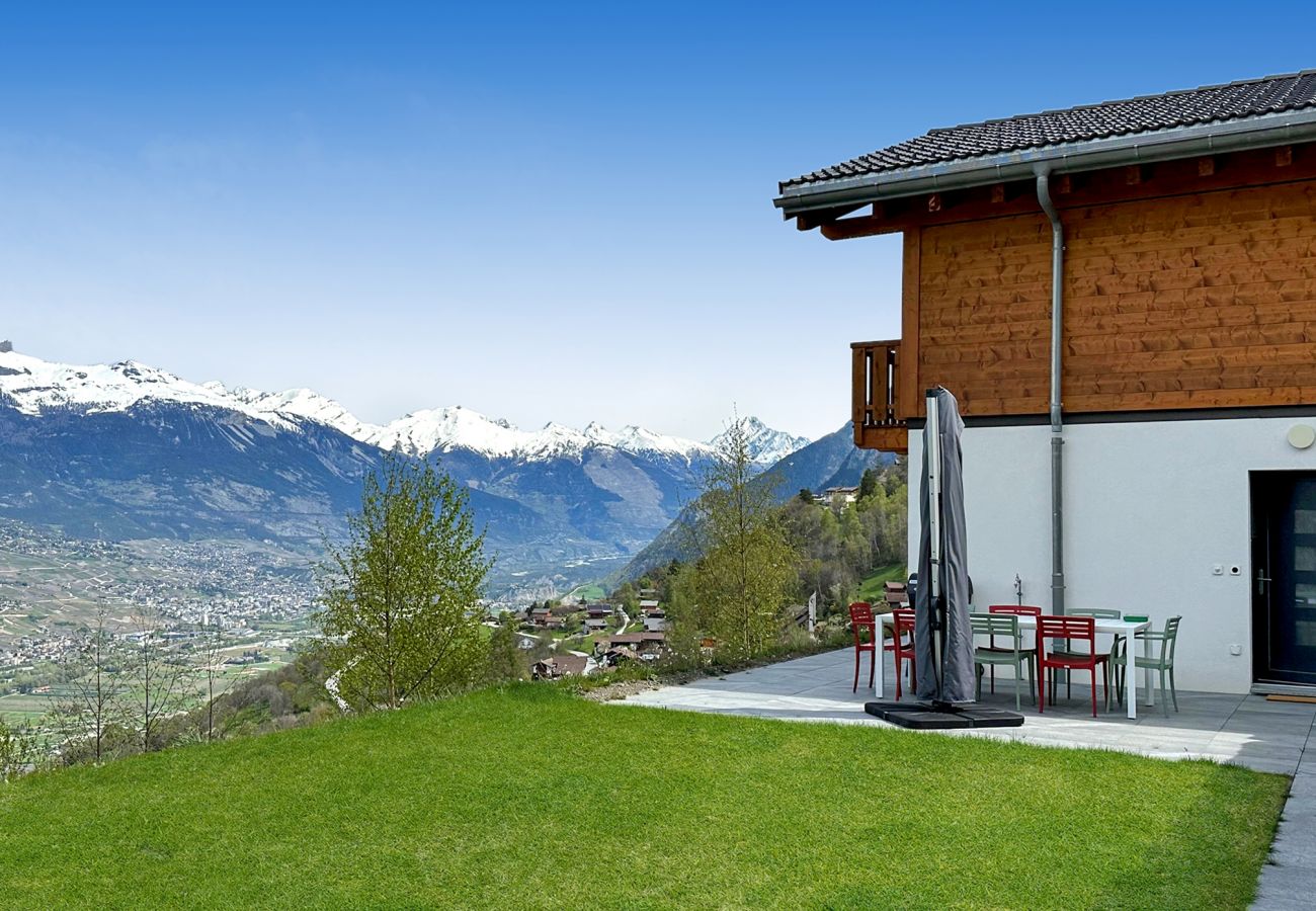 Belle vue panoramique depuis le chalet, embrassant la plaine du Rhône et les majestueuses Alpes bernoises