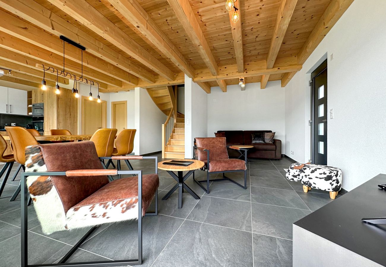 Salon accueillant avec canapé et fauteuils pour profiter d'un moment détente