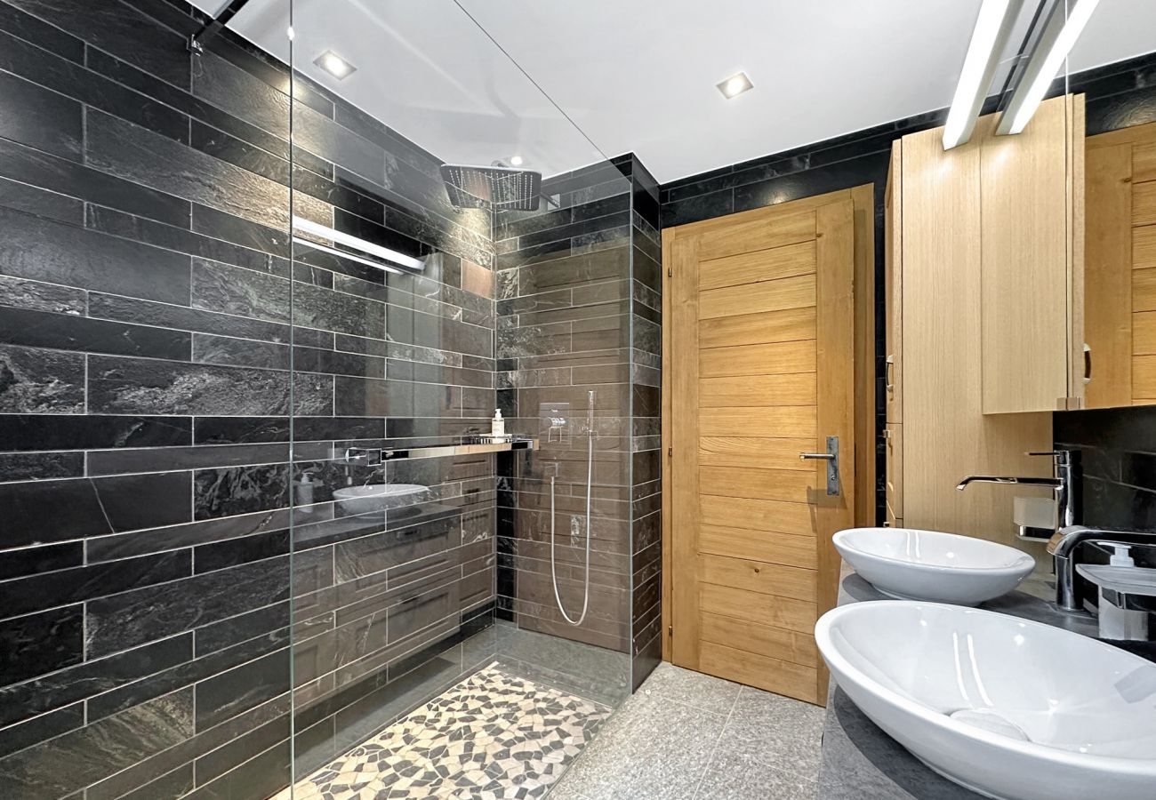 Spacieuse salle de bain équipée d'une douche à l'italienne 