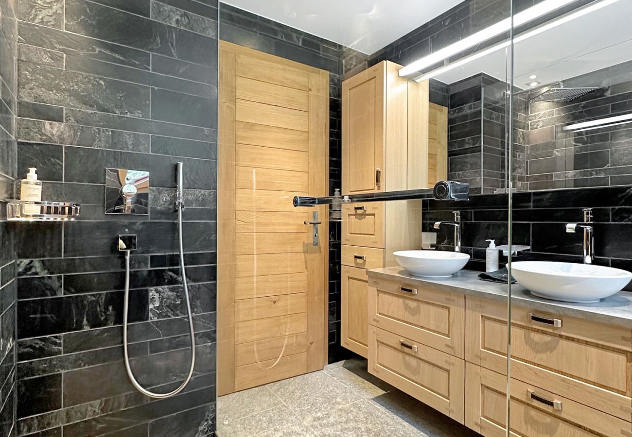 Salle de bain avec grande douche italienne et double vasques