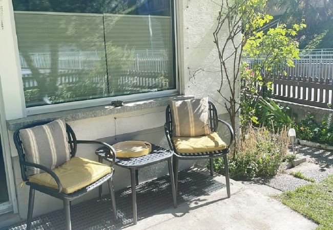 Vue de la terrasse extérieure équipée de deux chaises et d'une petite table, idéale pour profiter du soleil de Zermatt
