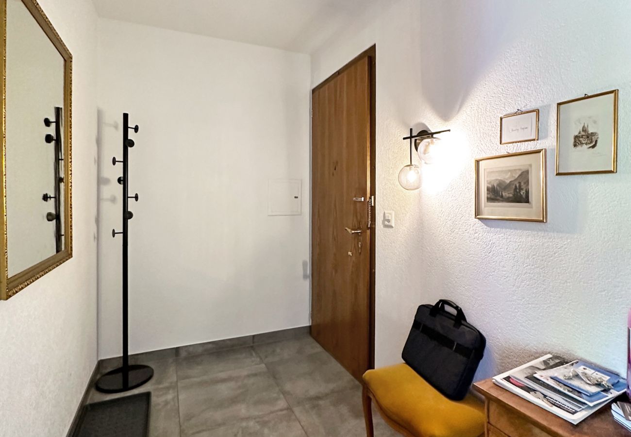 Vue du couloir donnant sur la porte d'entrée