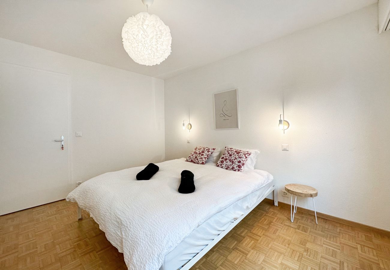 Chambre éclairée avec un lit double douillet